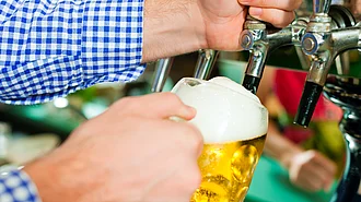 Testament auf Schmierzettel Auch ein Testament auf einem Schmierzettel kann wirksam sein. Entscheidend ist, ob das Gericht zu dem Ergebnnis kommt, dass der Zettel nach dem WIllen des Testierenden auch wirklich ein Testament darstellen sollte.
