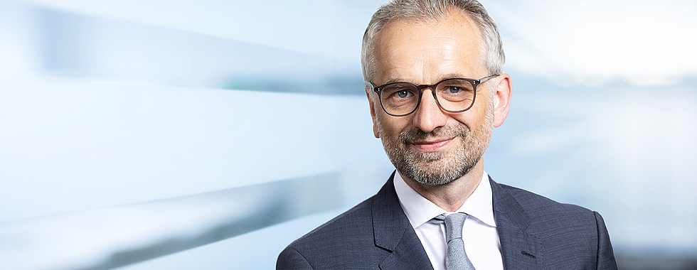 Rechtsanwalt Dr. Boris Jan Schiemzik leitet bei ROSE & PARTNER  den Bereich Handelsrecht und Gesellschaftsrecht. Als Fachanwalt auf diesen Rechtsgebieten vertritt er Unternehmen aller Rechtsformen bei Auseinandersetzungen vor Gerichten und Schiedsgerichten.