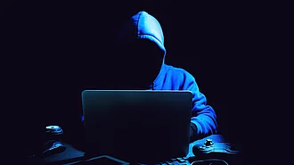 IT-Sicherheit, Cyber-Angriff, Hacker Hacker greift IT-Sicherheitssystem an