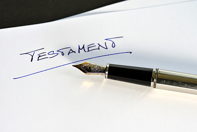 Wer ein Testament schreibt, muss testierfähig sein. Das ist problematisch bei einer Demenzerkrankung.