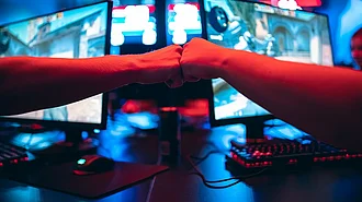 Gamer geben sich Fistbump
