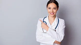 Medfluencer, Influencer, Werberecht, Social Media Junge Medfluencerin im Arztkittel