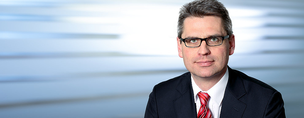 Rechtsanwältin Dirk Mahler berät und vertritt Unternehmen, Unternehmer und vermögende Privatpersonen in jeder Phase der wirtschaftlichen Tätigkeit im steuerlichen und steuerrechtlichen Bereich. Am Standort Berlin leitet er das Dezernat Steuerberatung und Steuerrecht.