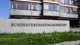 Das Bundesverfassungsgericht in Karlsruhe kann im Regelfall nicht zur Klärung einer Erbfolge angerufen werden.