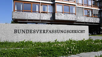 Das Bundesverfassungsgericht in Karlsruhe kann im Regelfall nicht zur Klärung einer Erbfolge angerufen werden.