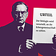 Ein Richter hält ein Urteil mit einem Tenor für eine Erbengemeinschaft als Kläger hoch.