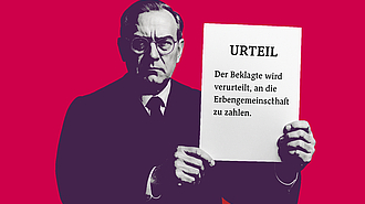 Ein Richter hält ein Urteil mit einem Tenor für eine Erbengemeinschaft als Kläger hoch.