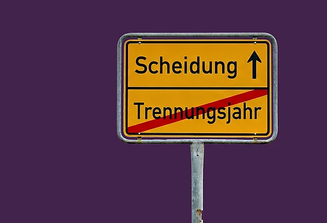 Ein Schild weist den Weg zur schnellen Scheidung ohne Einhaltung des Trennungsjahres