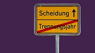 Ein Schild weist den Weg zur schnellen Scheidung ohne Einhaltung des Trennungsjahres