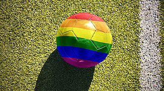 Fussball in Regenbogenfarben